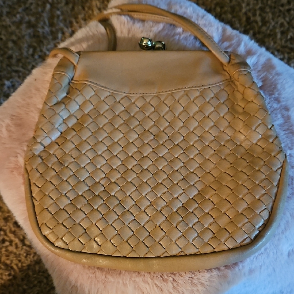 Vintage Carriage Court Kiss Lock All Leather Tan Woven Women's Bag